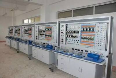 喜訊 鄂爾多斯國家公辦院校投放16名3+2統招大專計劃，涵蓋航空高鐵、幼師、護理及機電設備專業，名額有限，畢業即安置